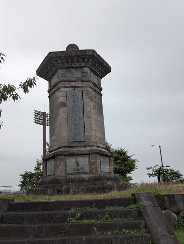 陣没軍馬慰霊塔