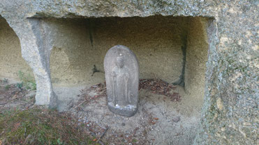 島中いたるところにある石碑