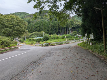 鹿折金山駅にて