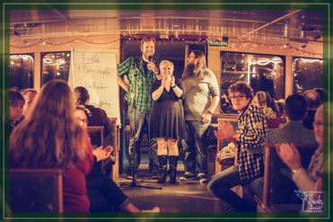 Fotos: Crunky Juice Media - Moderations-Trio der drei Gelsenkirchener Slams: Tobias Reinartz (Poesieduell), Jasmin Sell (wortGEwaltig), Michael Meyer (CaféSATZ)