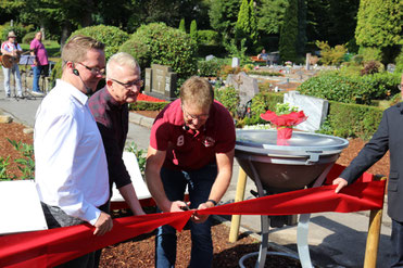 Einweihung des RWE-FAN-Friedhofes Foto: Kirchenkreis Essen/Till Schwachenwalde