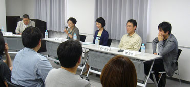 (左から)冨川元文さん、東多江子さん、藤井香織さん、榎戸崇泰さん、磯智明さん