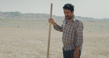 Après avoir enlevé celui qu'il croit être son ancien tortionnaire, Vahid (Vahid Mobasseri) veut, dans un premier temps, l'enterrer vivant dans le désert (©Les Films Pelleas/Memento Films).