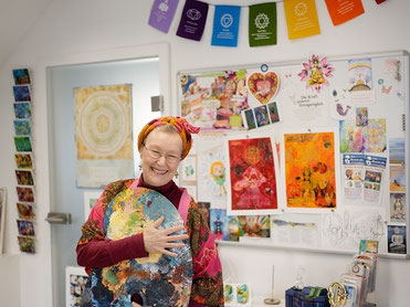 Künstlerin Andrea Christiane Spring in ihrem Atelier Meermaid Art in Worpswede
