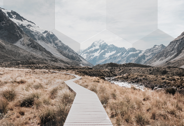 Symbolbild für hypnosystemisches Coaching – ein Weg durch weite Landschaft mit Raum für innere Prozesse