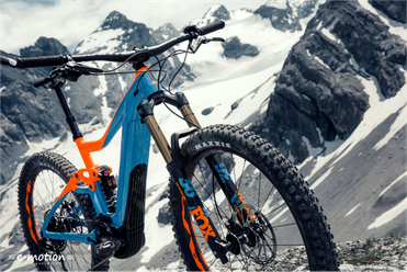 Die Sitzhaltung des Giant Trance SX ist sportlich-komfortabel und der Fahrer sitzt tief im Bike.