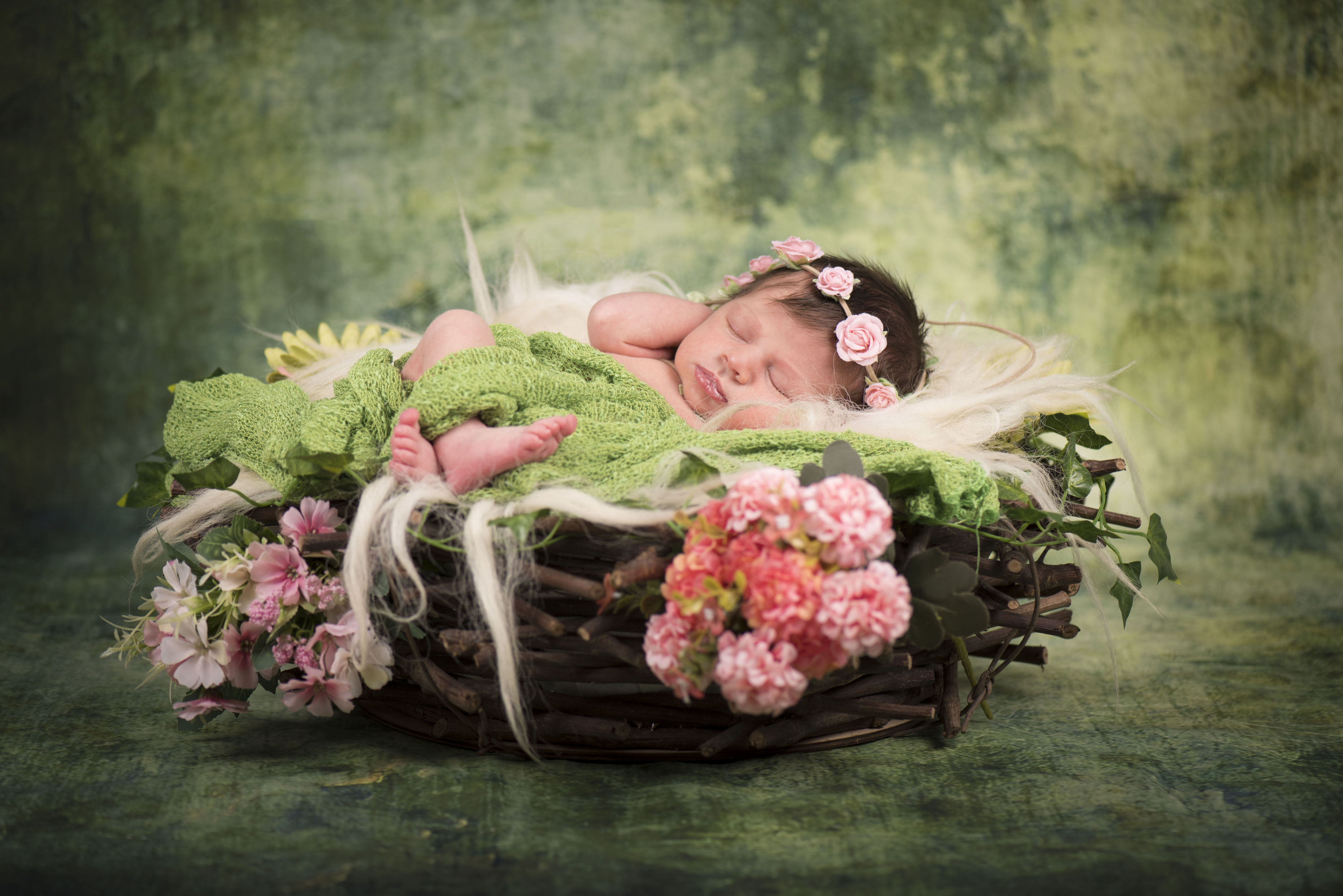 Babymeisje met bloemen