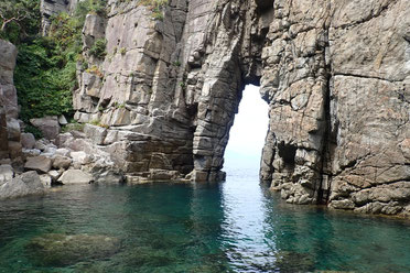 海食洞その2:小浜市にある蘇洞門(そとも).こちらは花崗岩からなり,方状節理によるまっすぐな穴が特徴的です.