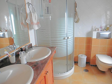 2. Badezimmer (en suite)