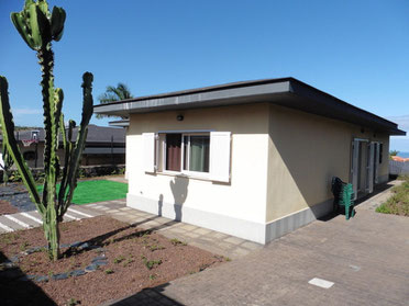Stellplatz nebem dem Haus für ein Auto