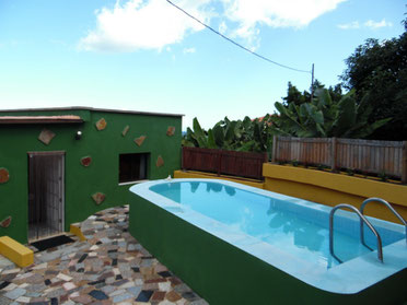 Pool direkt am Hauseingang.