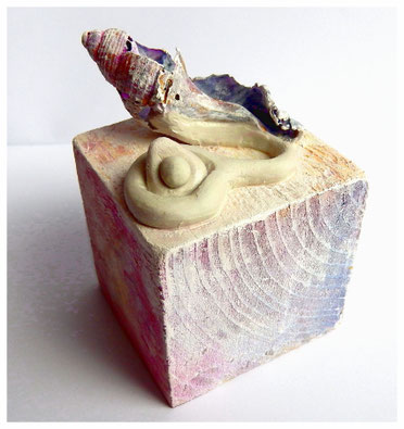 Objekt, Holzwürfel, Schneckenhaus, Modeliermasse, Farbe, 2014