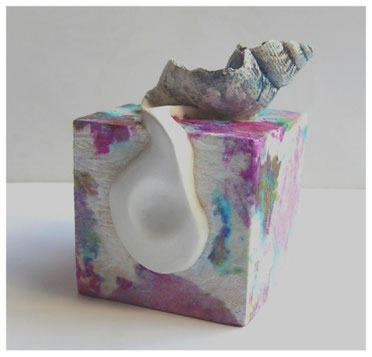 Objekt,Holzwürfel, Schneckenhaus, Modeliermasse, Papier, Tusche, 2014