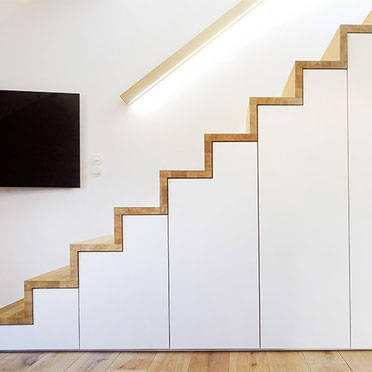 Einbauschrank unter einer Treppe in der Umgebung von Oberhausen