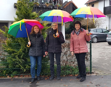 Die Damen des Vergnügungsausschusses überraschten die Sängerinnen und Sänger mit einem besonderen Weihnachtsgeschenk - ein Regenschirm in Regenbogenfarben
