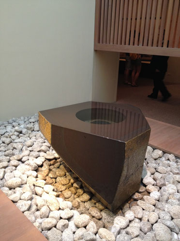 メトロポリタン美術館にあるIsamu Noguchiの彫刻作品です。中から水が出ているのですが表面は全く動いて見えません。