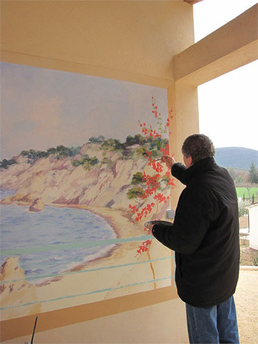 Le Bougainvillée monte de la falaise jusque sur la balustrade ou elle s’agrippe au pilier de la maison.