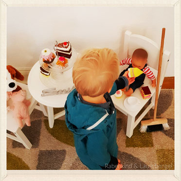 Puppen, Kinderküche, Staubsauger, Besen oder Bagger und Auto's? Uns ist völlig egal womit unsere Mäuse spielen möchten, solange es sie glücklich macht. #gegengeschlechtsspezifischerollen - mit 'klick' auf das Bild gelangt ihr zum Blogbeitrag DIY Kuchen