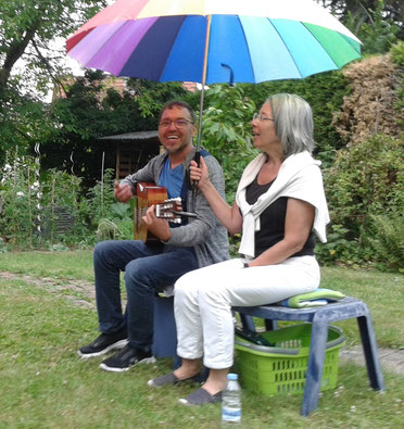 Singen ist auch im Sommer-Regen möglich - im Garten in Michelstadt