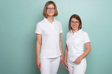 Businessportrait von den Zahnärztinnen Luisa Kleiner und Hannah Hettler vor grüner Wand von Angelika Zwick