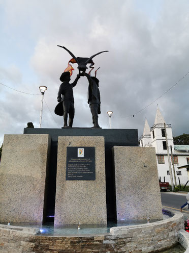 Unabhängigkeitsstatue mit Kirche
