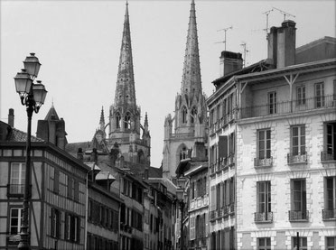 fanfaron foulard en soie, carré en soie, twill de soie, foulard made in france, pays basque, bayonne, cathedrale, cloitre, taureau, corrida