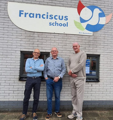 De oudleerkrachten en makers van deze website:                v.l.n.r. Hans Pullens, Henk de Ruijter en Hans Haer.