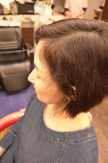 顔周りの収まりの悪いくせ毛たちは、縮毛矯正ではなくカットで収まり良く
