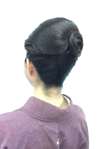 和装のヘアセットの定番の夜会巻きでウットリ 綺麗な夜会は襟足できまる