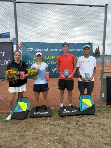Die Finalisten der Dunlop Bavarian Junior Championships 2025, v.l.: Gloria Reusch, Gwendolyn Fedel, Jan Psota und Arian Hasas (Foto: BTV) 