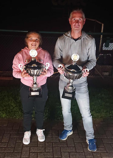 Die Bestplatzierten Hörster Damen und Herren bei den Tennis-VM 2021: Dirk Trombern (3. Platz) und seine Tochter Saskia (2. Platz)