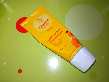Für Babys Gesichtshaut verwenden wir die Weleda-Creme.