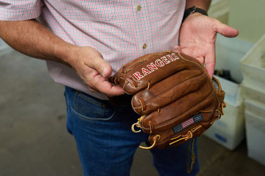 Nella foto un guanto per i Texas Rangers fabbricato dalla Nokona