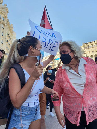 María José Ferrer junto con los cubanos en la protesta por la Libertad de Cuba