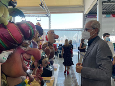 Santiago Ballester visitando la Exposición del Ninot