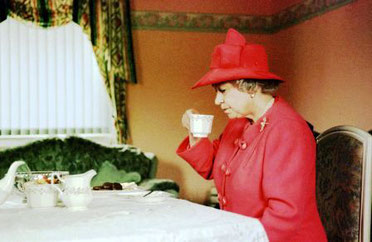 regina Elisabetta II afternoon tea tea del pomeriggio Londra