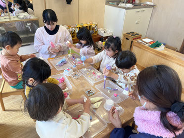 力を込めて一生懸命クリ〜ムを絞っています