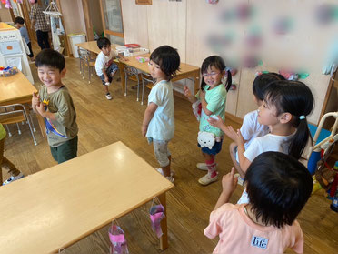 音楽を流すとコーナーに集まってきました