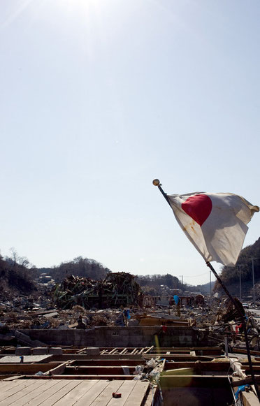 宮城県女川町中心地に国旗がたっていた