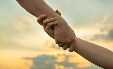 mains-qui-se-tiennent-soutien-lien--connexion-corps-esprit-equilibre-interieur-hypnose-reiki-therapie-du-champ-mental-burn-out-brignais-vourles-millery-charly-saint-genis-laval-francheville-orlienas-soucieu-en-jarrest-oullins-lyon