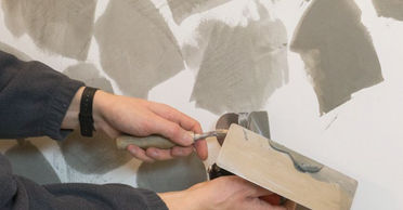 Stucco Fein Mit wenig Material auf der Kelle arbeiten.