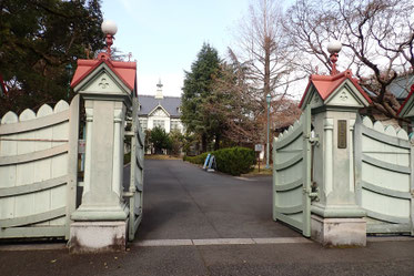 大学正門.右手の守衛室と正面の記念堂とあわせて重要文化財となっています.