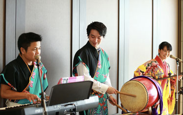 沖縄紅型衣装で豪華唄三線ライブは盛り上がります
