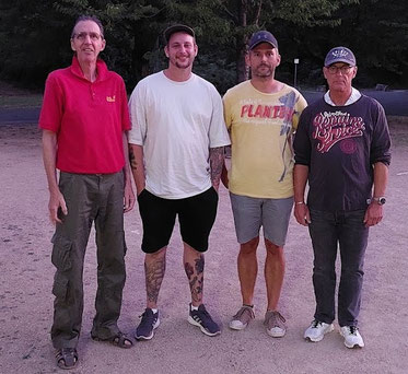 Vier kamen durch: Jürgen, Phillipp, Jens und Ralf blieben ungeschlagen