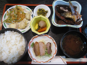 サービス定食　あらの煮付けやタコの天ぷら・鳥の味噌漬け焼き　こんだけついて７５０円！