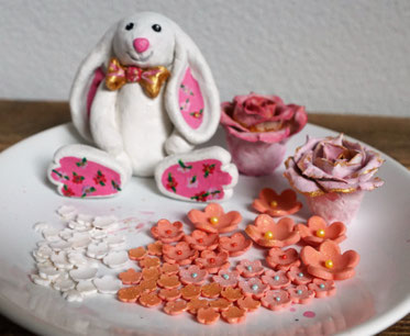 Ich konnte natürlich nicht nur einen Hasen vorbereiten, sondern auch ein paar Rosen aus Modelliermasse und Blumen aus Fondant.