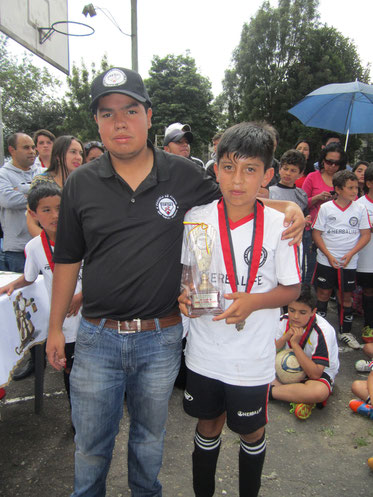 Santiago Paredes, recibe trofeo al más destacado del 2012 en Categoría sub-12, recibe trofeo en compañía de Santiago Chemas C.