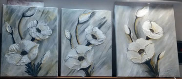 Tableau représentant deux fleurs stylisées,  nuances essentiellement de gris, les fleurs sont réalisées avec de la pâte de structure au couteau, peinture utilisée acrylique taille du tableau 40x50 cms