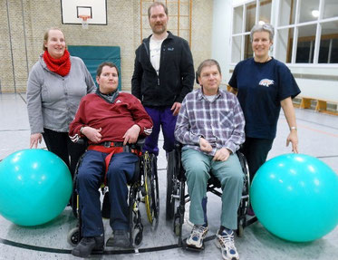 Frau Schumann, AWO, (li), die Teilnehmer und Rita Andresen, NFE/SV am 06.01.2014
