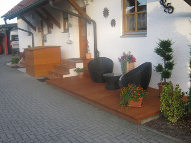 Terrasse und Box für Mülltonnen aus Lärche